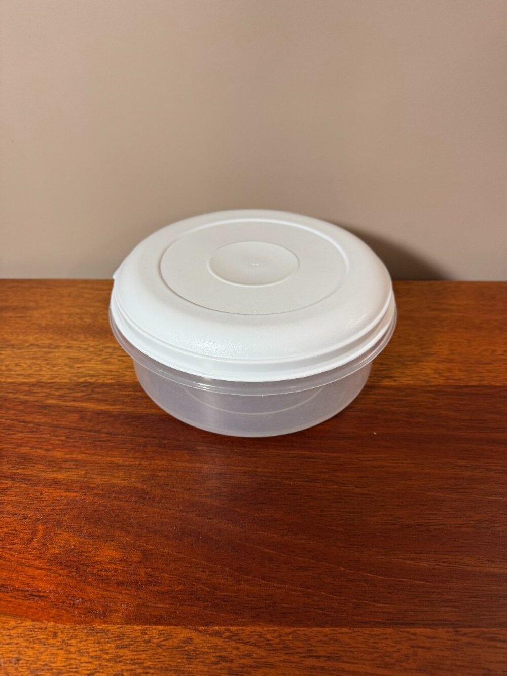 Rubbermaid Servin’ Saver Round 8” 2.4 Qt #4 White Lid Storage Container
